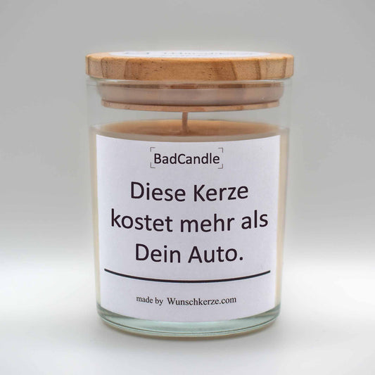 Soja Duftkerze im Glas mit Deckel aus Kiefernholz mit einem Label. Aufschrift: BadCandle - Diese Kerze kostet mehr als Dein Auto.