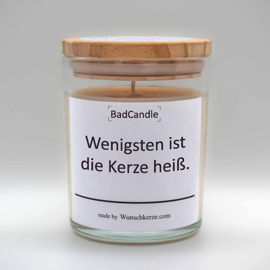 Soja Duftkerze im Glas mit Deckel aus Kiefernholz mit einem Label. Aufschrift: BadCandle - Wenigstens ist die Kerze heiß.