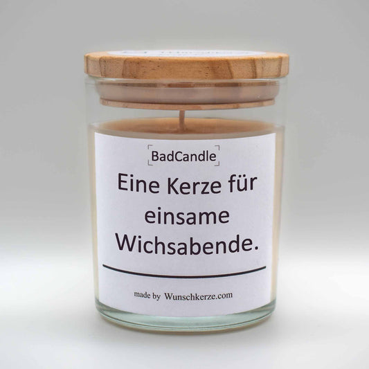 Soja Duftkerze im Glas mit Deckel aus Kiefernholz mit einem Label. Aufschrift: BadCandle - Eine Kerze für einsame Wichsabende.