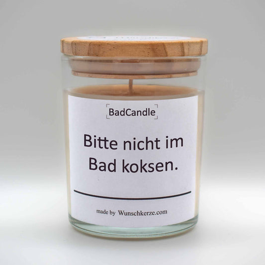 Soja Duftkerze im Glas mit Deckel aus Kiefernholz mit einem Label. Aufschrift: BadCandle - Bitte nicht im Bad koksen.