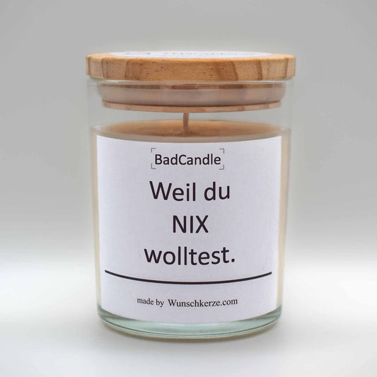 Soja Duftkerze im Glas mit Deckel aus Kiefernholz mit einem Label. Aufschrift: BadCandle - Weil du NIX wolltest.