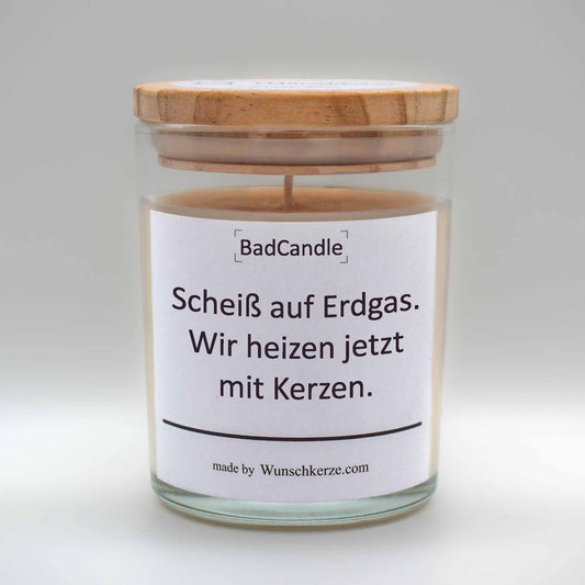 Soja Duftkerze im Glas mit Deckel aus Kiefernholz mit einem Label. Aufschrift: BadCandle - Scheiß auf Erdgas. Wir heizen jetzt mit Kerzen.