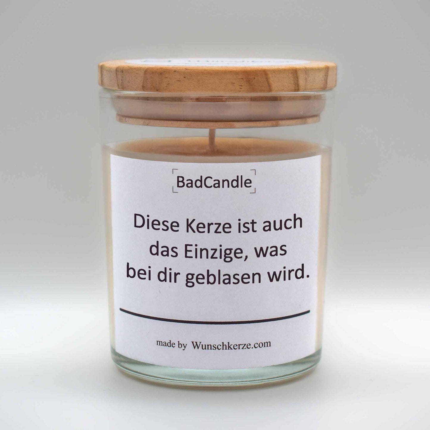 Soja Duftkerze im Glas mit Deckel aus Kiefernholz mit einem Label. Aufschrift: BadCandle - Diese Kerze ist auch das Einzige, was bei dir geblasen wird.