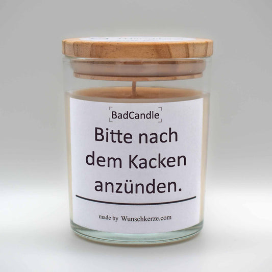 Soja Duftkerze im Glas mit Deckel aus Kiefernholz mit einem Label. Aufschrift: BadCandle - Bitte nach dem Kacken anzünden.