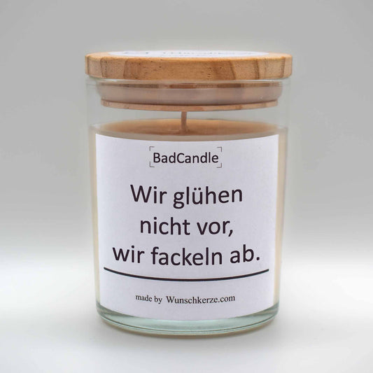 Soja Duftkerze im Glas mit Deckel aus Kiefernholz mit einem Label. Aufschrift: BadCandle - Wir glühen nicht vor, wir fackeln ab.