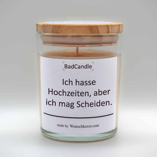 Soja Duftkerze im Glas mit Deckel aus Kiefernholz mit einem Label. Aufschrift: BadCandle - Ich hasse Hochzeiten, aber ich mag Scheiden.