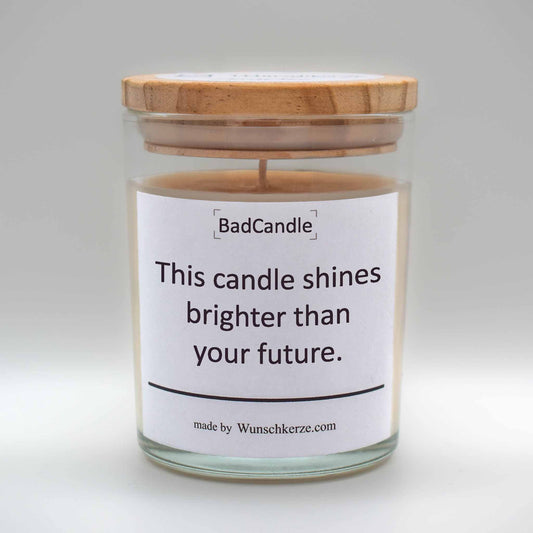 Soja Duftkerze im Glas mit Deckel aus Kiefernholz mit einem Label. Aufschrift: BadCandle - This candle shines brighter than your future.