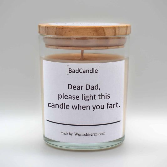 Soja Duftkerze im Glas mit Deckel aus Kiefernholz mit einem Label. Aufschrift: BadCandle - Dear Dad, please light this candle when you fart.