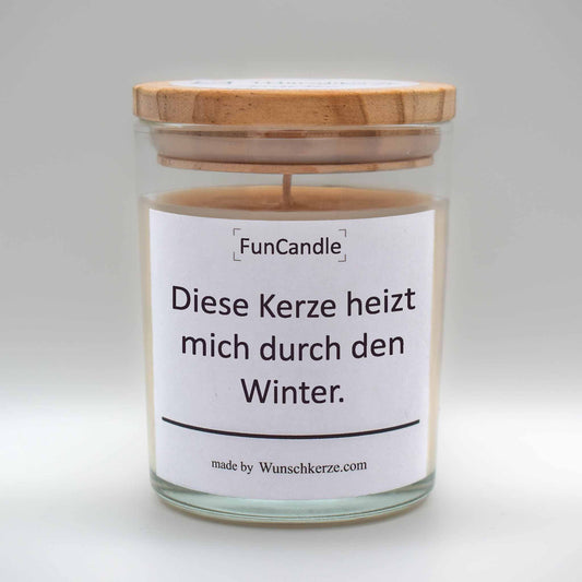Soja Duftkerze im Glas mit Deckel aus Kiefernholz mit einem Label. Aufschrift:  FunCandle - Diese Kerze heizt mich durch den Winter.