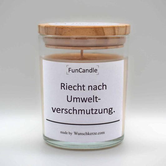 Soja Duftkerze im Glas mit Deckel aus Kiefernholz mit einem Label. Aufschrift:  FunCandle - Riecht nach Umweltverschmutzung.