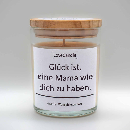 Soja Duftkerze im Glas mit Deckel aus Kiefernholz mit einem Label. Aufschrift: LoveCandle - Glück ist, eine Mama wie dich zu haben.