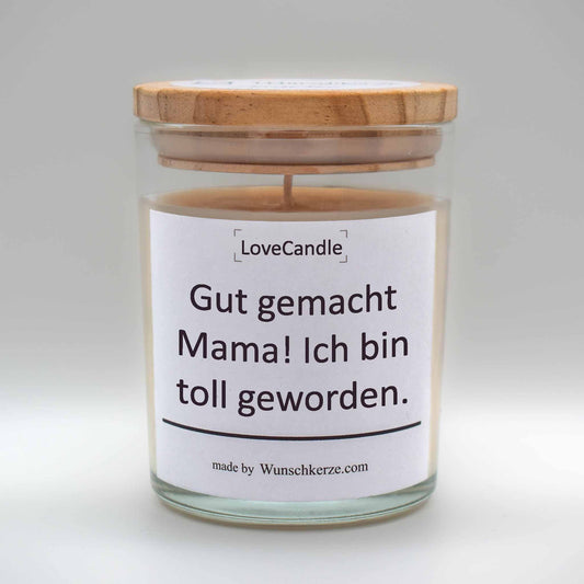 Soja Duftkerze im Glas mit Deckel aus Kiefernholz mit einem Label. Aufschrift:LoveCandle - Gut gemacht Mama! Ich bin toll geworden.