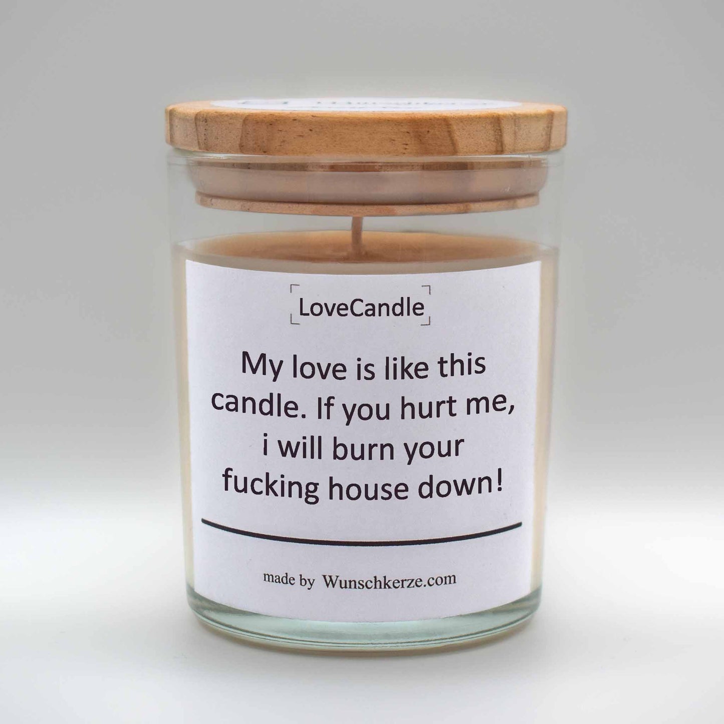 Soja Duftkerze im Glas mit Deckel aus Kiefernholz mit einem Label. Aufschrift: LoveCandle - My love is like this candle. If you hurt me, i will burn your fucking house down!