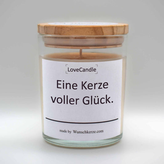 Soja Duftkerze im Glas mit Deckel aus Kiefernholz mit einem Label. Aufschrift:  LoveCandle - Eine Kerze voller Glück.