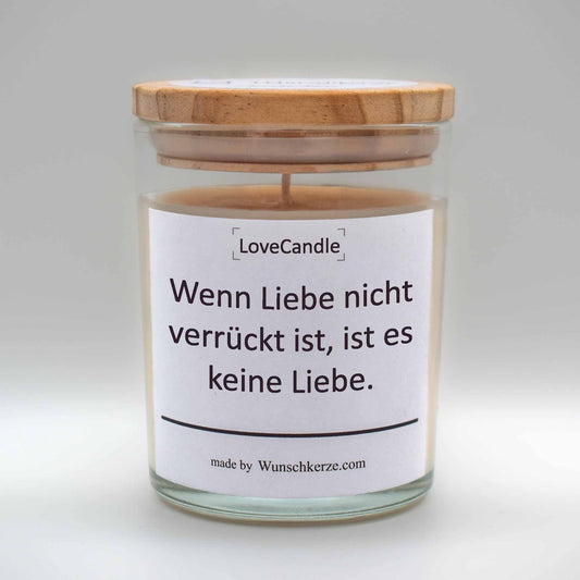 Soja Duftkerze im Glas mit Deckel aus Kiefernholz mit einem Label. Aufschrift: LoveCandle - Wenn Liebe nicht verrückt ist, ist es keine Liebe.