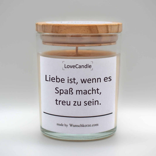Soja Duftkerze im Glas mit Deckel aus Kiefernholz mit einem Label. Aufschrift: LoveCandle - Liebe ist, wenn es Spaß macht, treu zu sein.