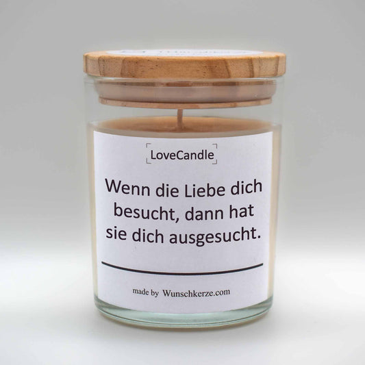 Soja Duftkerze im Glas mit Deckel aus Kiefernholz mit einem Label. Aufschrift: LoveCandle - Wenn die Liebe dich besucht, dann hat sie dich ausgesucht.