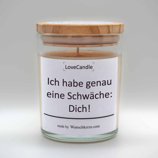 Soja Duftkerze im Glas mit Deckel aus Kiefernholz mit einem Label. Aufschrift: LoveCandle - Ich habe genau eine Schwäche: Dich!