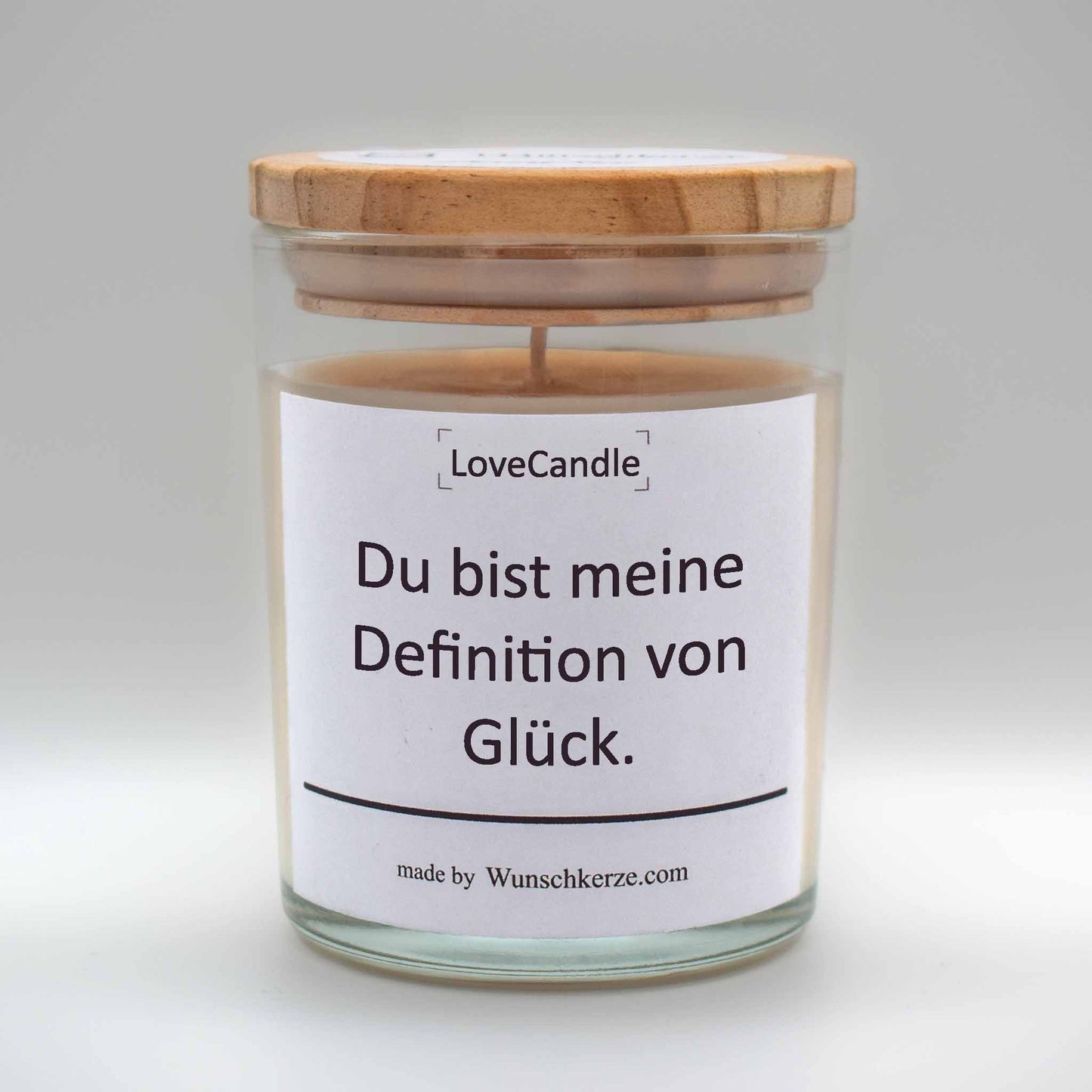 Soja Duftkerze im Glas mit Deckel aus Kiefernholz mit einem Label. Aufschrift:  LoveCandle - Du bist meine Definition von Glück.