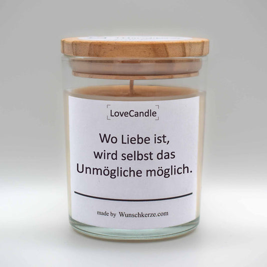 Soja Duftkerze im Glas mit Deckel aus Kiefernholz mit einem Label. Aufschrift: LoveCandle - Wo Liebe ist, wird selbst das Unmögliche möglich.