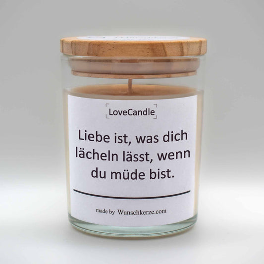 Soja Duftkerze im Glas mit Deckel aus Kiefernholz mit einem Label. Aufschrift: LoveCandle - Liebe ist, was dich lächeln lässt, wenn du müde bist.