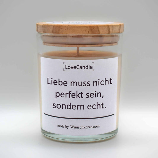 Soja Duftkerze im Glas mit Deckel aus Kiefernholz mit einem Label. Aufschrift: LoveCandle - Liebe muss nicht perfekt sein, sondern echt.
