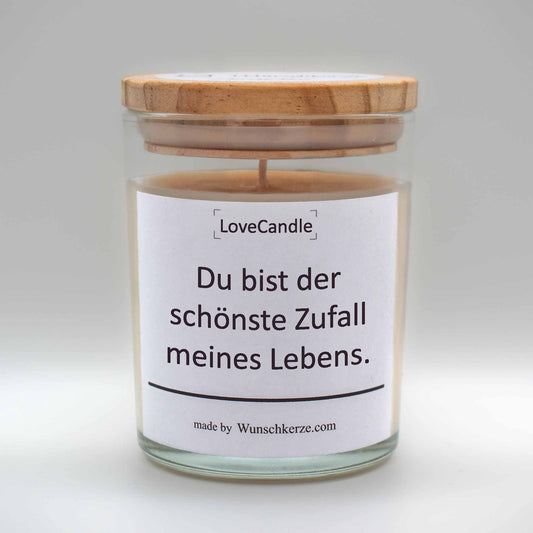 Soja Duftkerze im Glas mit Deckel aus Kiefernholz mit einem Label. Aufschrift:  LoveCandle - Du bist der schönste Zufall meines Lebens.