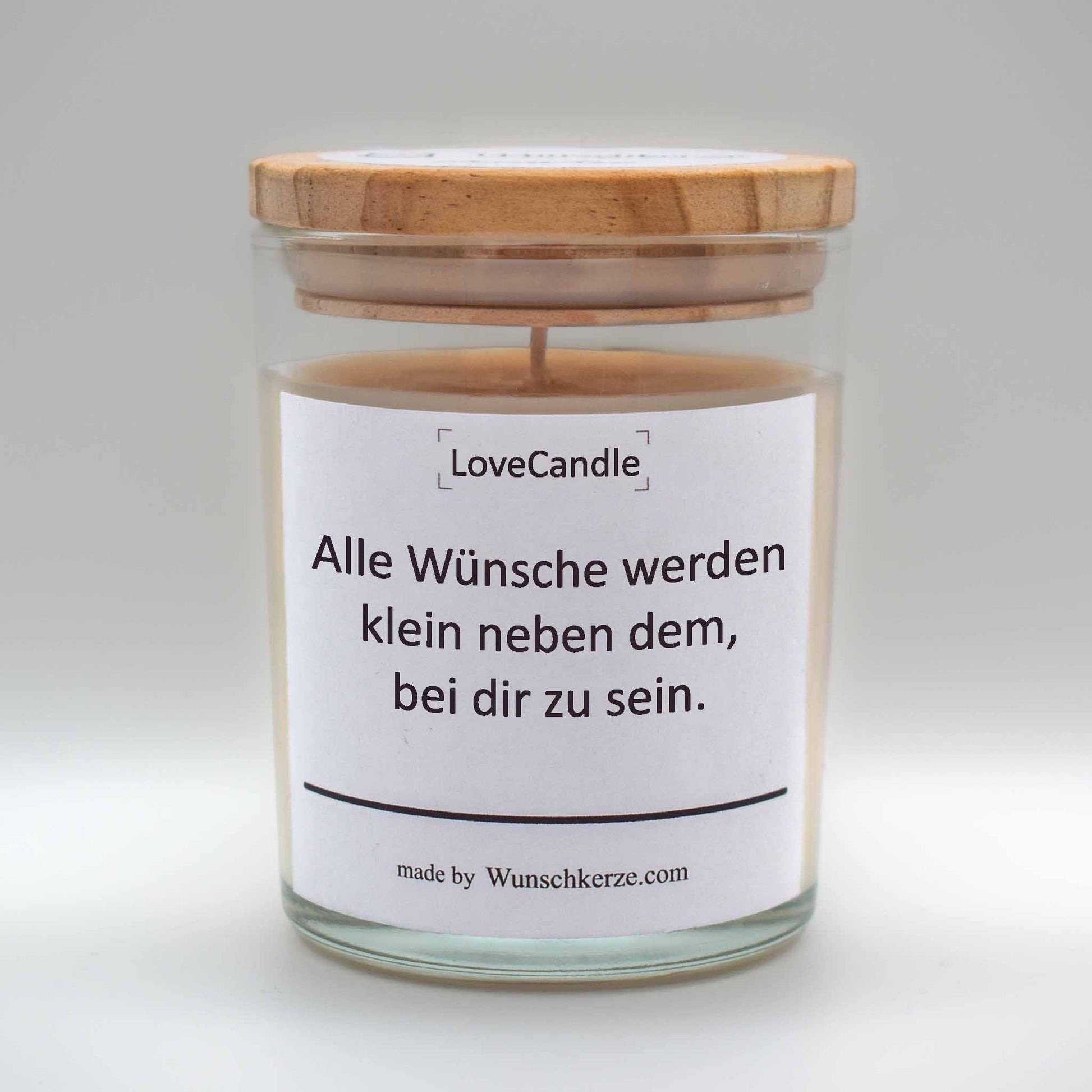 Soja Duftkerze im Glas mit Deckel aus Kiefernholz mit einem Label. Aufschrift:  LoveCandle - Alle Wünsche werden klein neben dem, bei dir zu sein.