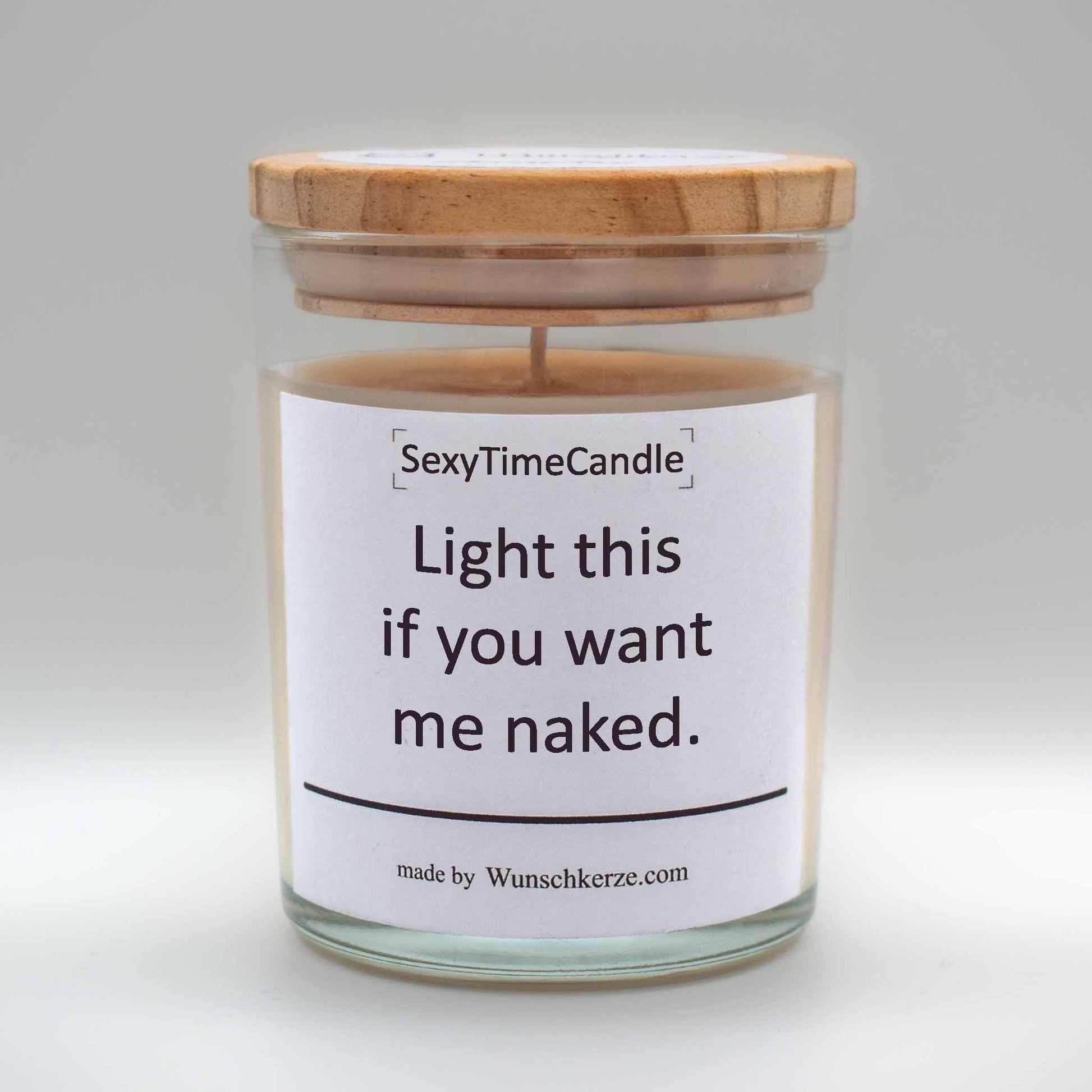 Soja Duftkerze im Glas mit Deckel aus Kiefernholz mit einem Label. Aufschrift: SexyTimeCandle - Light this if you want me naked.
