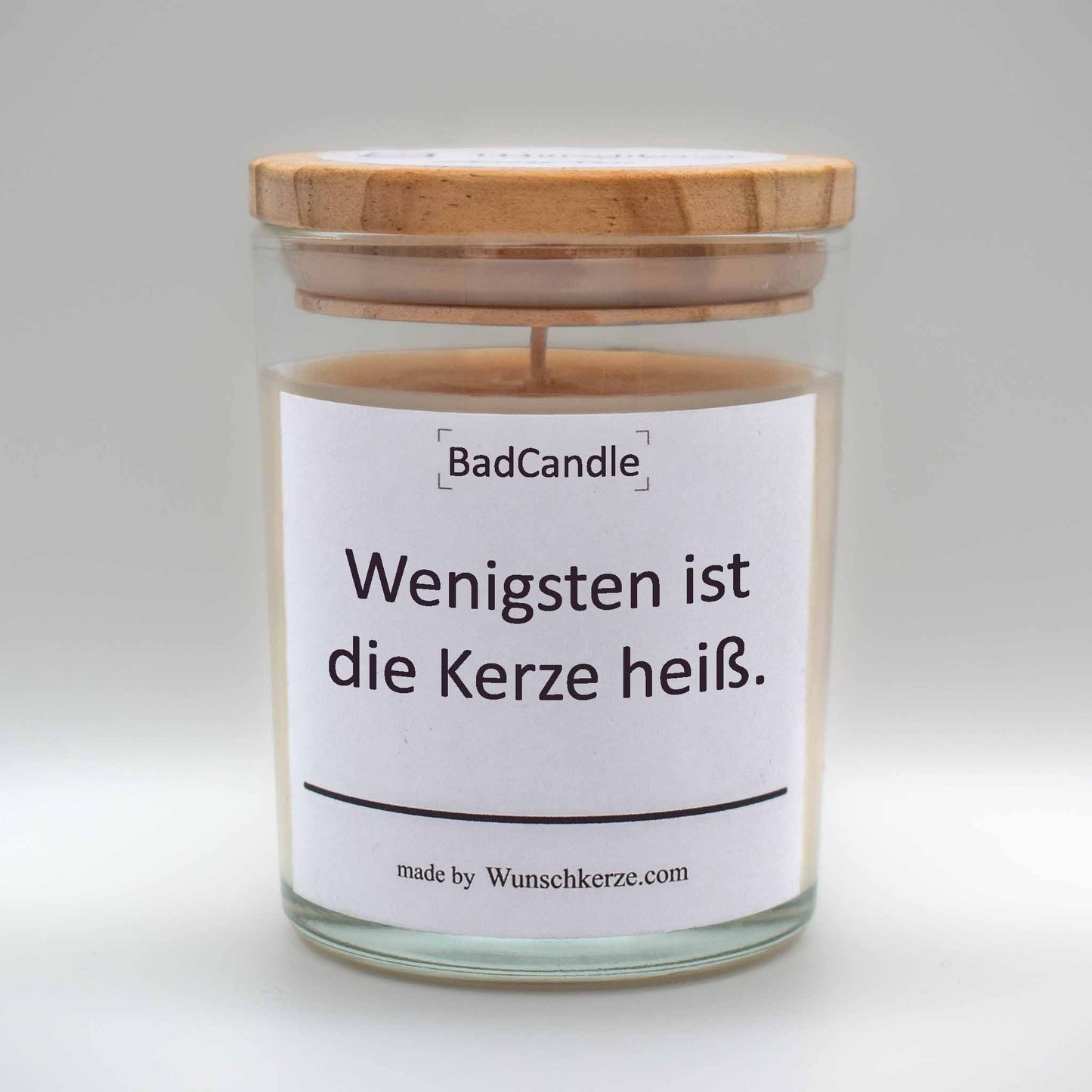 Soja Duftkerze im Glas mit Deckel aus Kiefernholz mit einem Label. Aufschrift: BadCandle - Wenigstens ist die Kerze heiß.