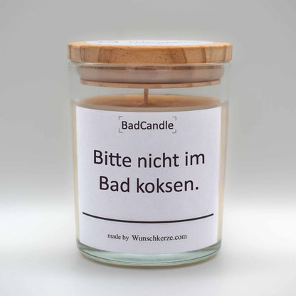 Soja Duftkerze im Glas mit Deckel aus Kiefernholz mit einem Label. Aufschrift: BadCandle - Bitte nicht im Bad koksen.