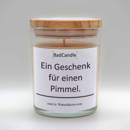 Soja Duftkerze im Glas mit Deckel aus Kiefernholz mit einem Label. Aufschrift: BadCandle - Ein Geschenk für einen Pimmel.