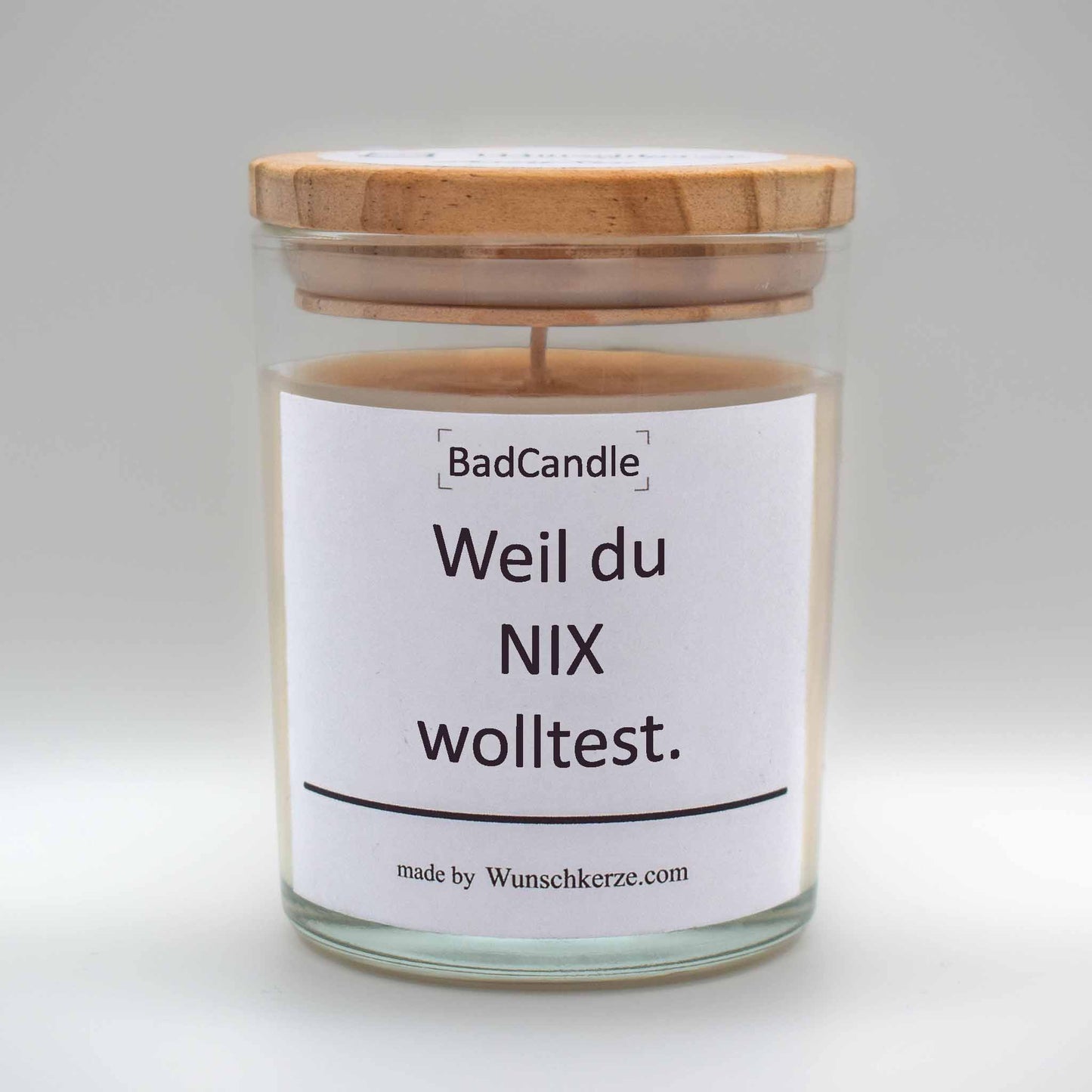 Soja Duftkerze im Glas mit Deckel aus Kiefernholz mit einem Label. Aufschrift: BadCandle - Weil du NIX wolltest.