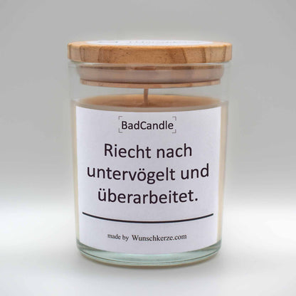 Soja Duftkerze im Glas mit Deckel aus Kiefernholz mit einem Label. Aufschrift: Produktbild Duft-Sojawachskerze im GDulas mit Deckel und Label mit Aufschrift.