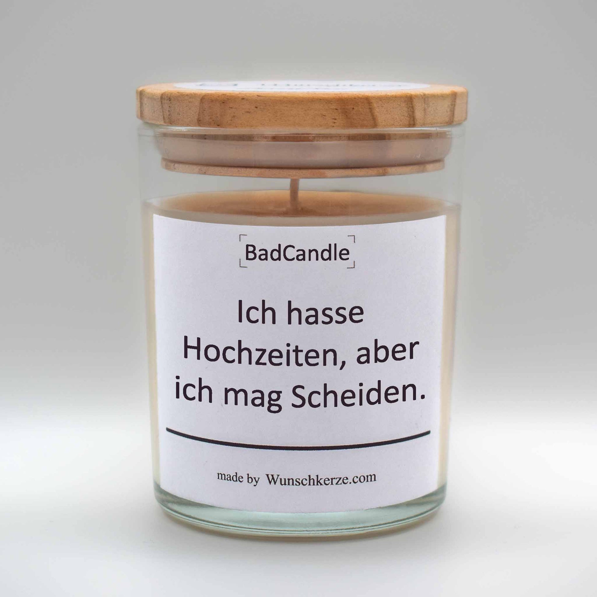 Soja Duftkerze im Glas mit Deckel aus Kiefernholz mit einem Label. Aufschrift: BadCandle - Ich hasse Hochzeiten, aber ich mag Scheiden.