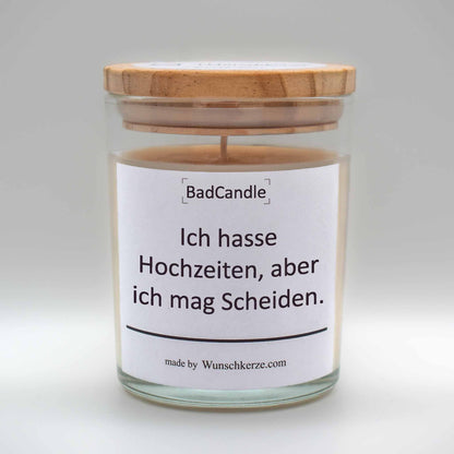 Soja Duftkerze im Glas mit Deckel aus Kiefernholz mit einem Label. Aufschrift: BadCandle - Ich hasse Hochzeiten, aber ich mag Scheiden.