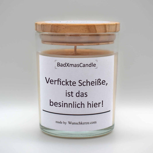 Soja Duftkerze im Glas mit Deckel aus Kiefernholz mit einem Label. Aufschrift:  BadXmasCandle - Verfickte Scheiße, ist das besinnlich hier.