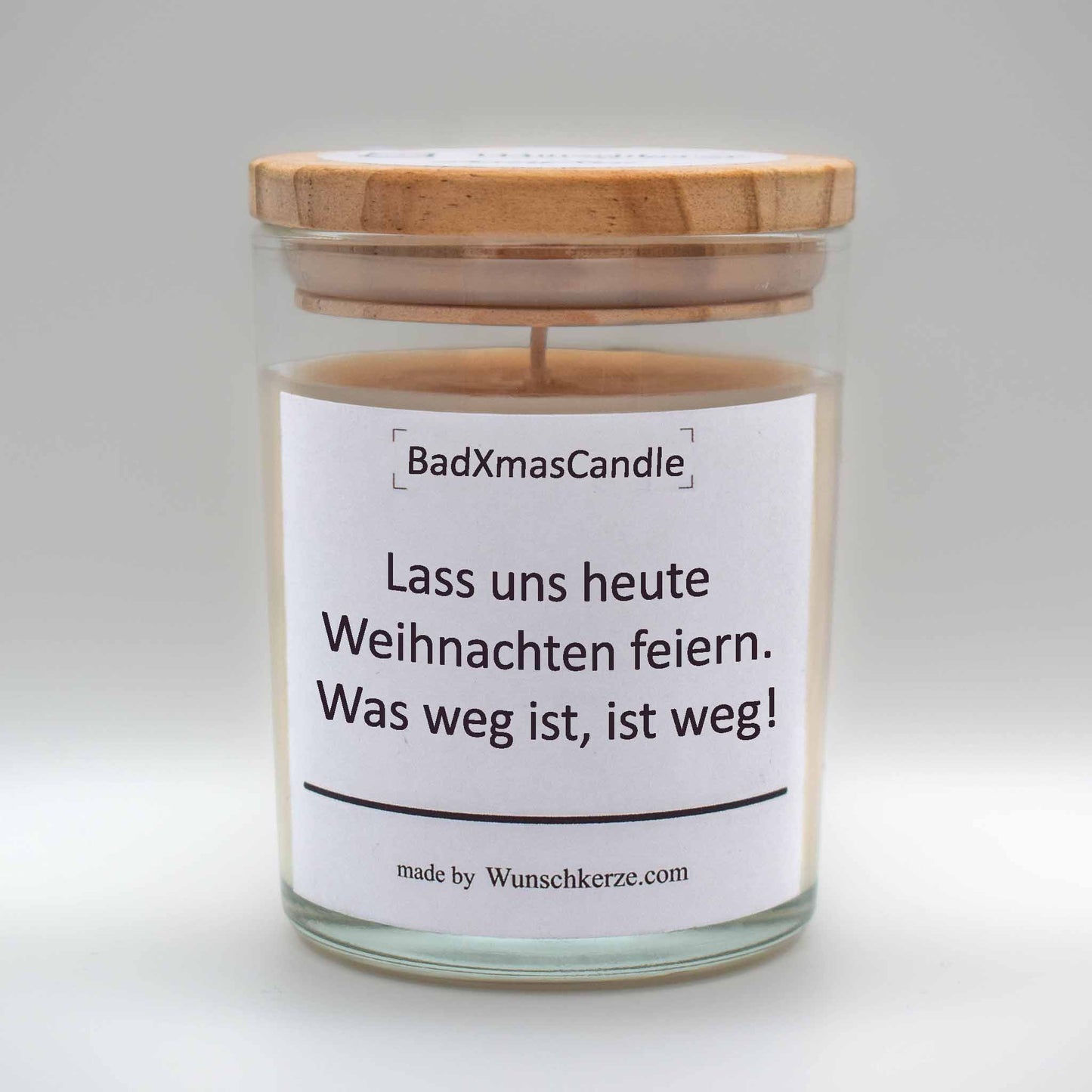 Soja Duftkerze im Glas mit Deckel aus Kiefernholz mit einem Label. Aufschrift:  BadXmasCandle - Lass uns heute Weihnachten feiern. Was weg ist, ist weg.