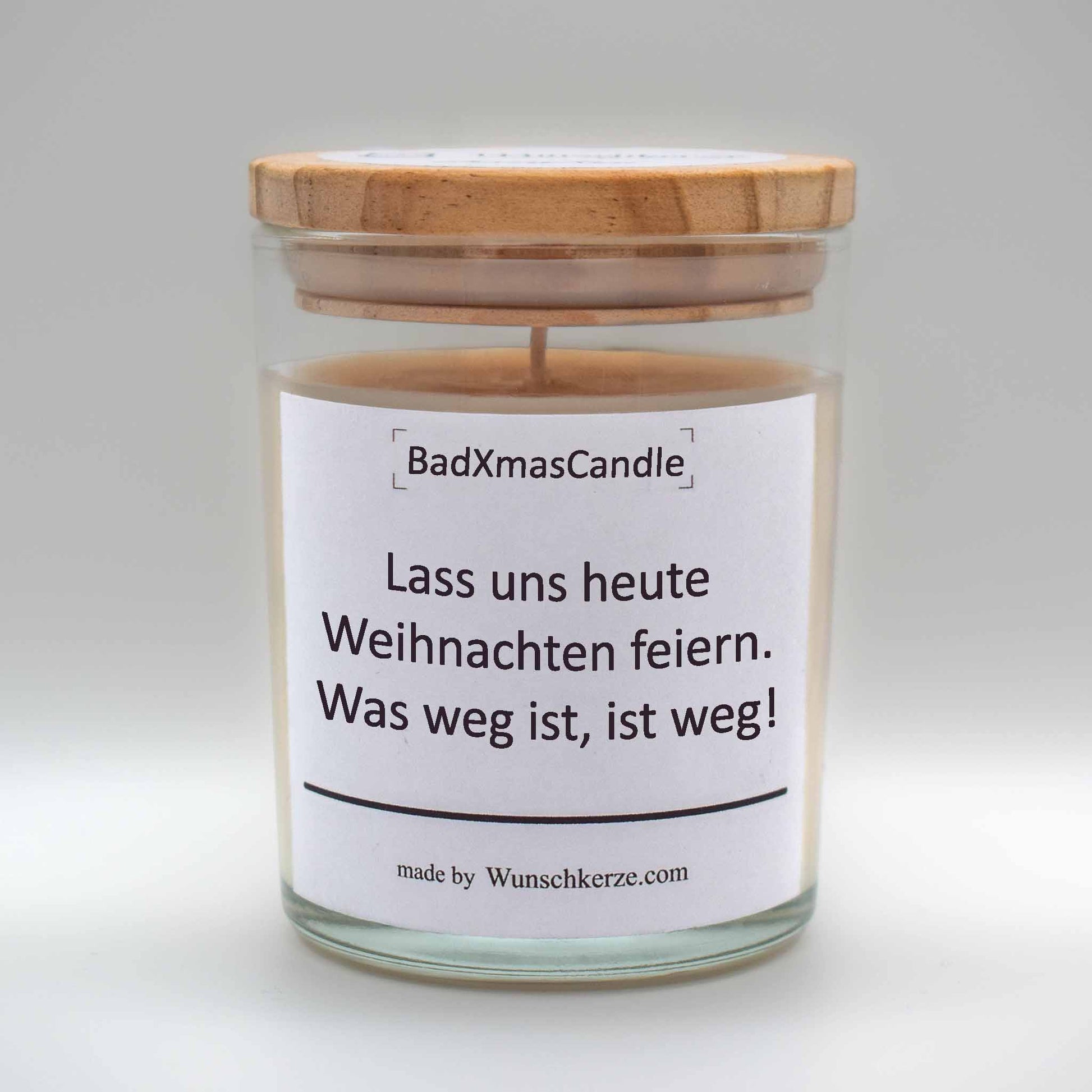 Soja Duftkerze im Glas mit Deckel aus Kiefernholz mit einem Label. Aufschrift:  BadXmasCandle - Lass uns heute Weihnachten feiern. Was weg ist, ist weg.