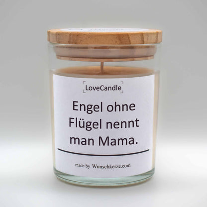 Soja Duftkerze im Glas mit Deckel aus Kiefernholz mit einem Label. Aufschrift:  LoveCandle - Engel ohne Flügel nennt man Mama.