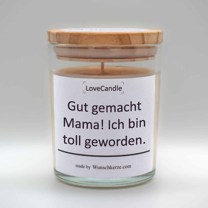 Soja Duftkerze im Glas mit Deckel aus Kiefernholz mit einem Label. Aufschrift:LoveCandle - Gut gemacht Mama! Ich bin toll geworden.