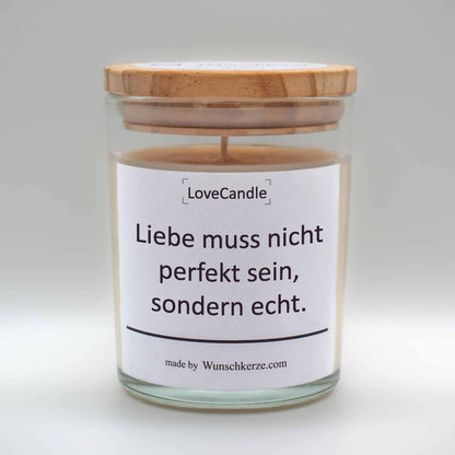 Soja Duftkerze im Glas mit Deckel aus Kiefernholz mit einem Label. Aufschrift: LoveCandle - Liebe muss nicht perfekt sein, sondern echt.