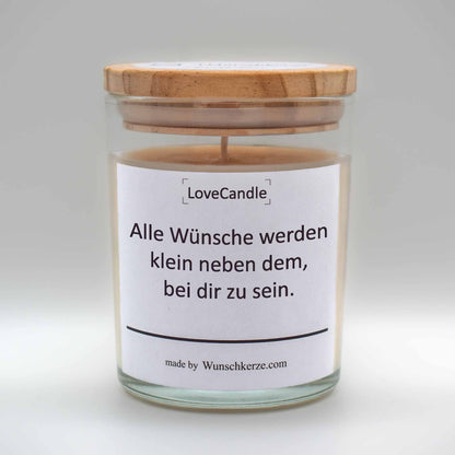 Soja Duftkerze im Glas mit Deckel aus Kiefernholz mit einem Label. Aufschrift:  LoveCandle - Alle Wünsche werden klein neben dem, bei dir zu sein.