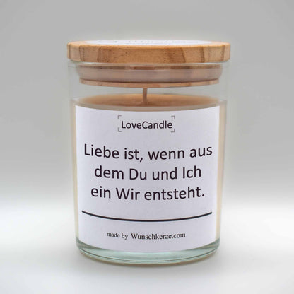 Soja Duftkerze im Glas mit Deckel aus Kiefernholz mit einem Label. Aufschrift: LoveCandle - Liebe ist, wenn aus dem Du und Ich ein Wir entsteht.