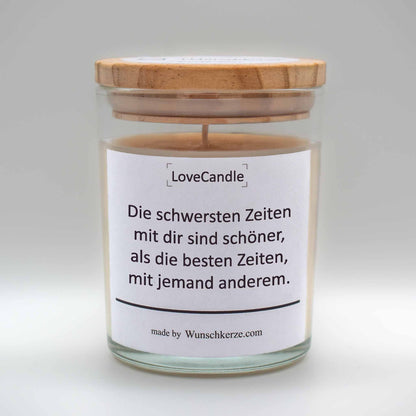 Soja Duftkerze im Glas mit Deckel aus Kiefernholz mit einem Label. Aufschrift:  LoveCandle - Die schwersten Zeiten mit dir sind immer noch schöner, als die besten Zeiten, mit jemand anderem.