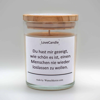 Soja Duftkerze im Glas mit Deckel aus Kiefernholz mit einem Label. Aufschrift:  LoveCandle - Du hast mir gezeigt, wie schön es ist, einen Menschen nie wieder loslassen zu wollen.