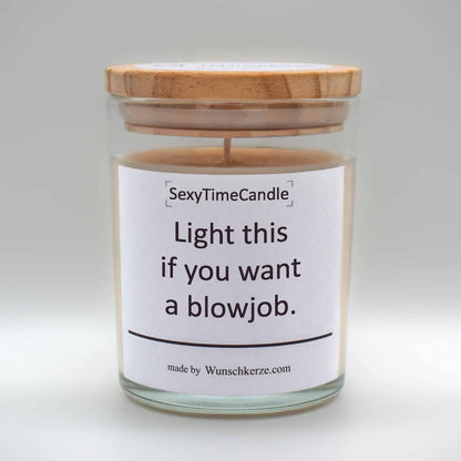 Soja Duftkerze im Glas mit Deckel aus Kiefernholz mit einem Label. Aufschrift: SexyTimeCandle - Light this if you want blowjob.