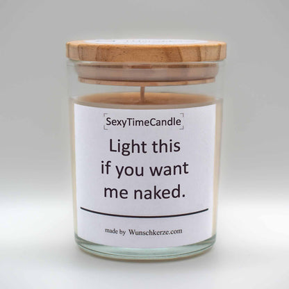 Soja Duftkerze im Glas mit Deckel aus Kiefernholz mit einem Label. Aufschrift: SexyTimeCandle - Light this if you want me naked.