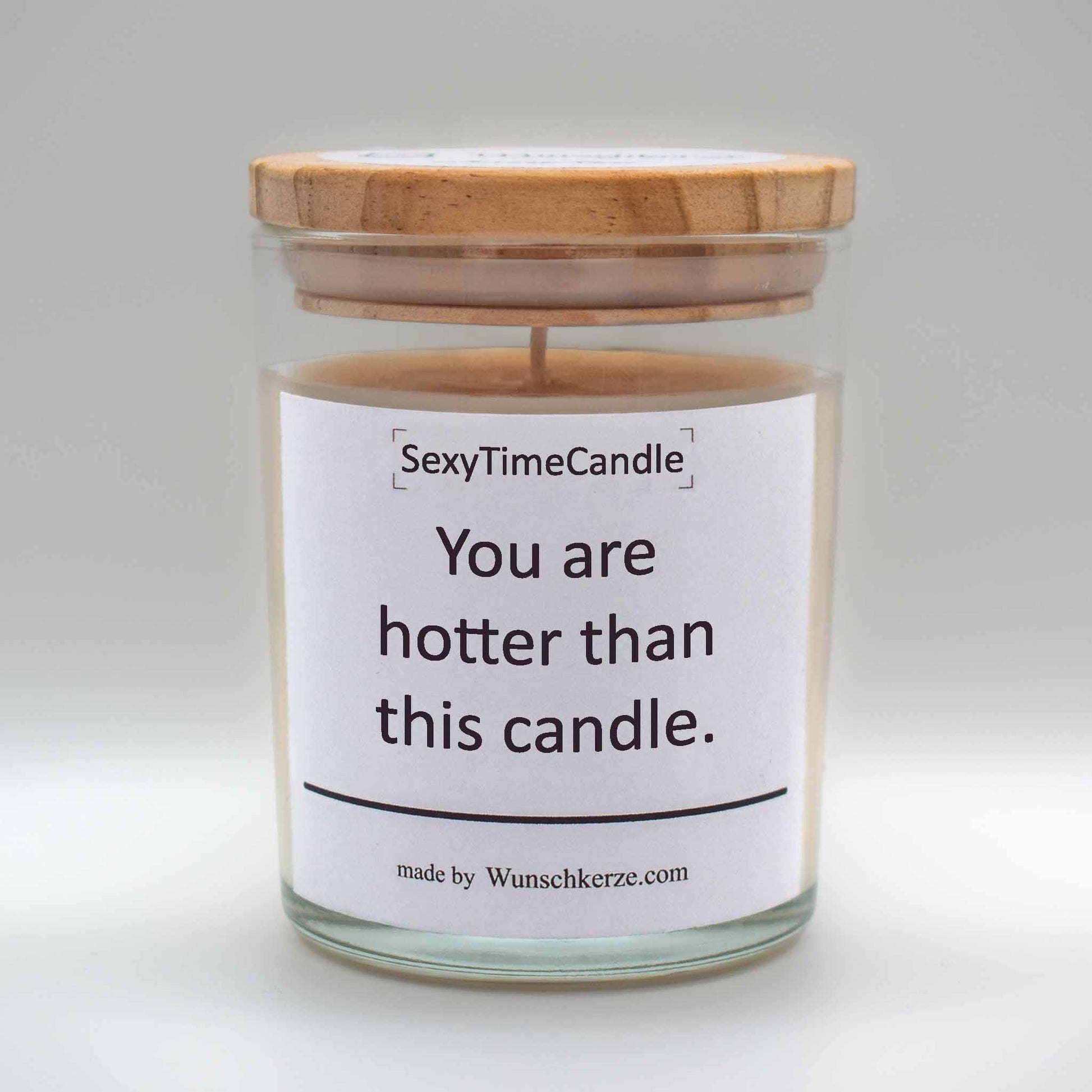 Soja Duftkerze im Glas mit Deckel aus Kiefernholz mit einem Label. Aufschrift: You are hotter than this candle.