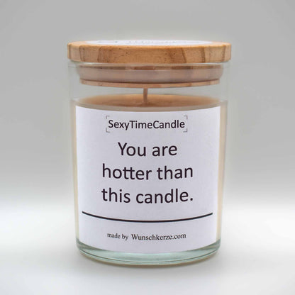 Soja Duftkerze im Glas mit Deckel aus Kiefernholz mit einem Label. Aufschrift: You are hotter than this candle.